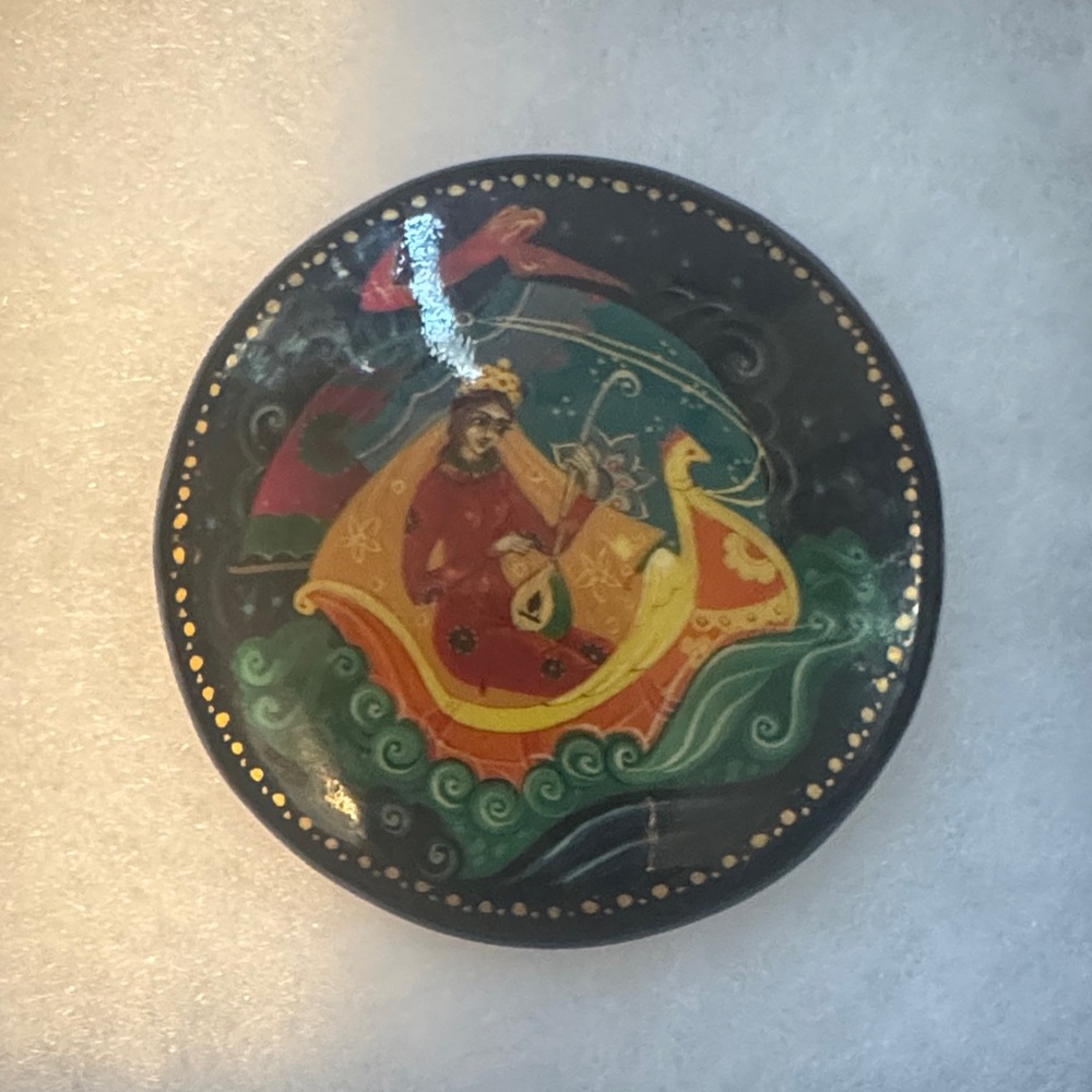 Vintage Russian Hand-Painted Lacquer Brooch – “Tsar Maiden” Folk Art